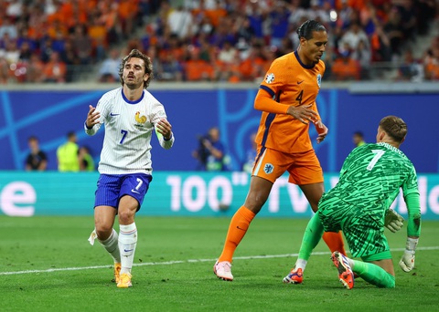 HLV Deschamps thất vọng vì Pháp bị Hà Lan cầm hòa- Ảnh 1. Antoine Griezmann (áo trắng) gây thất vọng với màn trình diễn
