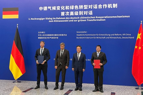 Phó thủ tướng kiêm Bộ trưởng Kinh tế Đức Robert Habeck (giữa trái) chụp ảnh cùng Chủ nhiệm Ủy ban Cải cách và phát triển quốc gia Trung Quốc Trịnh Sách Khiết (giữa phải) tại Diễn đàn đối thoại khí hậu và chuyển đổi Trung - Đức ngày 22-6 - Ảnh: REUTERS Phó thủ tướng kiêm Bộ trưởng Kinh tế Đức Robert Habeck (thứ hai từ trái qua) chụp ảnh cùng Chủ nhiệm Ủy ban Cải cách và phát triển quốc gia Trung Quốc Trịnh Sách Khiết (thứ hai từ phải qua) tại Diễn đàn đối thoại khí hậu và chuyển đổi Trung - Đức ngày 22-6 - Ảnh: REUTERS