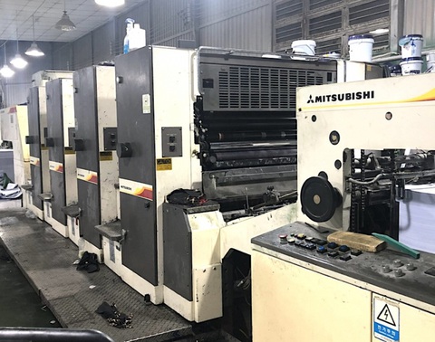 Đường dây liên tỉnh in ấn và tiêu thụ sách giáo khoa giả vận hành thế nào?- Ảnh 2. Các thiết bị, máy móc phục vụ việc in sách giả - Ảnh: K.T.