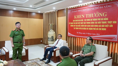 Đường dây liên tỉnh in ấn và tiêu thụ sách giáo khoa giả vận hành thế nào?- Ảnh 3. Trung tá Nguyễn Kim Trung - trưởng Phòng cảnh sát kinh tế, đại diện ban chuyên án - báo cáo kết quả phá án - Ảnh: Đ.CƯỜNG