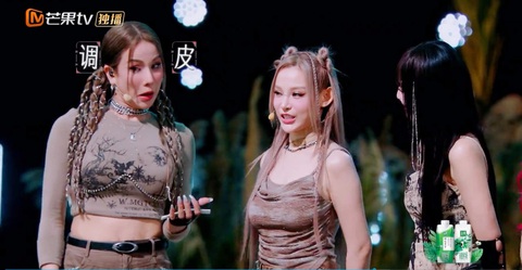 LUNAS bắn rap tiếng Trung cực chất trên sân khấu 'Đạp gió 2024'- Ảnh 2. LUNAS bắn rap tiếng Trung cực chất trên sân khấu 'Đạp gió 2024'- Ảnh 2.