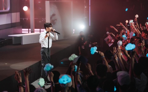 Sơn Tùng tung loạt hình ảnh sân khấu live đầu tiên của 'Đừng làm trái tim anh đau'- Ảnh 12. Trong phút cao hứng khi giao lưu với khán giả, Sơn Tùng M-TP đã phấn khích “lột” chiếc cà vạt đang đeo để tặng fan. Đây là món đồ mà Sơn Tùng M-TP đã sử dụng để quay MV 'Đừng làm trái tim anh đau' tại Thái Lan.