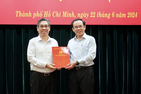 Phó bí thư Thành ủy Nguyễn Phước Lộc kiêm giữ chức bí thư Đảng đoàn MTTQ Việt Nam TP.HCM- Ảnh 1. Bí thư Thành ủy TP.HCM Nguyễn Văn Nên (phải) trao quyết định cho ông Nguyễn Phước Lộc - Ảnh: HỮU HẠNH