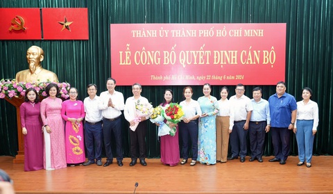 Phó bí thư Thành ủy Nguyễn Phước Lộc kiêm giữ chức bí thư Đảng đoàn MTTQ Việt Nam TP.HCM- Ảnh 2. Ban thường trực Ủy ban MTTQ Việt Nam TP.HCM tặng hoa chúc mừng ông Nguyễn Phước Lộc và bà Trần Kim Yến - Ảnh: HỮU HẠNH