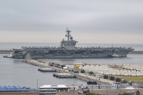 Tàu sân bay USS Theodore Roosevelt của Mỹ tại căn cứ hải quân ở TP Busan, Hàn Quốc vào sáng 22-6 - Ảnh: YONHAP Tàu sân bay USS Theodore Roosevelt của Mỹ tại căn cứ hải quân ở TP Busan, Hàn Quốc vào sáng 22-6 - Ảnh: YONHAP