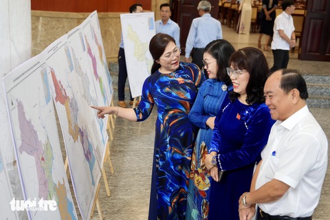 Kỳ họp thứ 16 HĐND TP.HCM: Xem xét tờ trình xây dựng lực lượng an ninh, trật tự cơ sở- Ảnh 4. Các đại biểu tham quan khu vực trưng bày tại kỳ họp - Ảnh: HỮU HẠNH