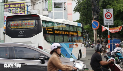 Xe khách chạy vào đường cấm giờ trong hẻm 153 quốc lộ 13, quận Bình Thạnh - Ảnh: MINH HÒA Xe khách chạy vào đường cấm giờ trong hẻm 153 quốc lộ 13, quận Bình Thạnh - Ảnh: MINH HÒA