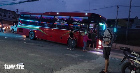 'Xe dù, bến cóc': Quay quắt với câu hỏi 'bao giờ xử lý dứt điểm?'- Ảnh 3. Xe khách giường nằm đón khách tại cây xăng trên quốc lộ 1, đoạn thuộcphường Tân Thới Hiệp. quận 12 - Ảnh: MINH HÒA