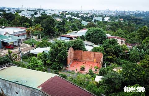 Dự án chậm tiến độ, bị cắt vốn, nhiều hộ dân Pleiku vẫn chưa giao mặt bằng- Ảnh 1. Bên cạnh những nhà chưa di dời, một số nhà dân đã nhận bồi thường đi nơi khác nhường đất cho dự án mở đường Nguyễn Văn Linh, TP Pleiku - Ảnh: TẤN LỰC