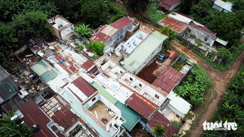 Dự án chậm tiến độ, bị cắt vốn, nhiều hộ dân Pleiku vẫn chưa giao mặt bằng- Ảnh 4. Bên cạnh các hộ đã bàn giao, nhiều nhà vẫn chưa nhận đền bù để đi nơi khác vì chê mức đền bù thấp - Ảnh: TẤN LỰC