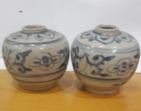 Các sản phẩm gốm cổ với màu sắc và hoa tiết đẹp mắt - Ảnh: ĐINH BÁ HÒA Các sản phẩm gốm cổ với màu sắc và họa tiết đẹp mắt - Ảnh: ĐINH BÁ HÒA