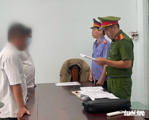 Bắt giám đốc công ty xây dựng liên quan sai phạm Vườn quốc gia U Minh Thượng- Ảnh 1. Cơ quan điều tra Công an tỉnh Kiên Giang đọc lệnh bắt bị can Nguyễn Văn T. liên quan đến sai phạm hàng tỉ đồng tại Vườn quốc gia U Minh Thượng - Ảnh: HOÀNG ĐÔ
