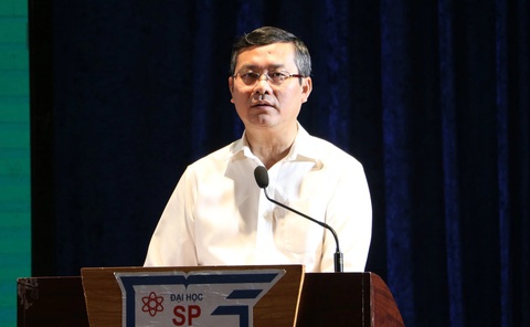 Sinh viên thu gom pin, đổi rác nhựa bảo vệ môi trường- Ảnh 3. PGS.TS Nguyễn Văn Phúc, thứ trưởng Bộ Giáo dục và Đào tạo, chia sẻ tại chương trình - Ảnh: BÌNH MINH