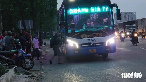 CSGT TP.HCM: Nhiều lái xe khách vì lợi nhuận vẫn bất chấp đón khách sai quy định- Ảnh 3. Vị trí gần cầu vượt Quang Trung trên quốc lộ 1, quận 12 là