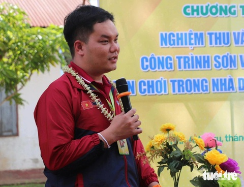 Chiến sĩ tình nguyện hè TP.HCM vẽ phòng học, làm sân chơi cho trẻ em Lào- Ảnh 2. Anh Trương Tấn Nghiệp - chỉ huy trưởng hoạt động tình nguyện hè TP.HCM tại Lào - phát biểu tại lễ trao công trình - Ảnh: DIỆU QUÍ