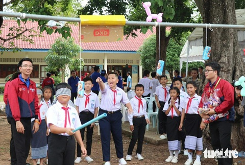 Chiến sĩ tình nguyện hè TP.HCM vẽ phòng học, làm sân chơi cho trẻ em Lào- Ảnh 5. Học sinh Lào hào hứng với các trò chơi ngoài trời do chiến sĩ tình nguyện hè TP.HCM tổ chức - Ảnh: DIỆU QUÍ
