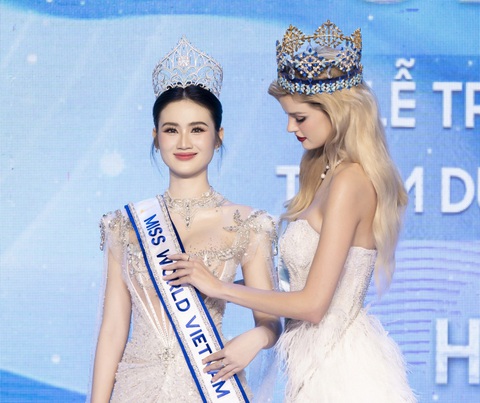 Hoa hậu thế giới Krystyna Pyskovas trao sash - Ảnh: BTC Hoa hậu Thế giới Krystyna Pyszková trao sash - Ảnh: BTC