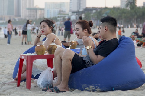 Săn gói 3 triệu đồng bay tới Đà Nẵng ở 2 đêm khách sạn cách nào?- Ảnh 1. Sẽ có nhiều hoạt động bên bờ sông Hàn và biển Đà Nẵng trong mùa hè này - Ảnh: TRƯỜNG TRUNG