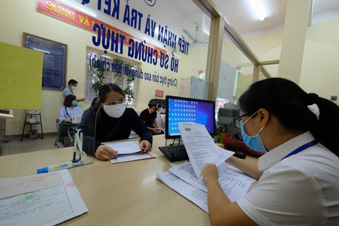 Cán bộ xử lý thủ tục hành chính cho người dân tại bộ phận một cửa - Ảnh: NAM TRẦN Cán bộ xử lý thủ tục hành chính cho người dân tại bộ phận một cửa - Ảnh: NAM TRẦN