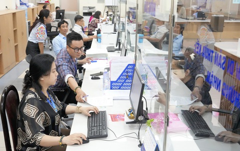 Cán bộ, nhân viên UBND quận Tân Phú, TP.HCM giải quyết thủ tục hành chính cho người dân - Ảnh: HỮU HẠNH Cán bộ, nhân viên UBND quận Tân Phú, TP.HCM giải quyết thủ tục hành chính cho người dân - Ảnh: HỮU HẠNH