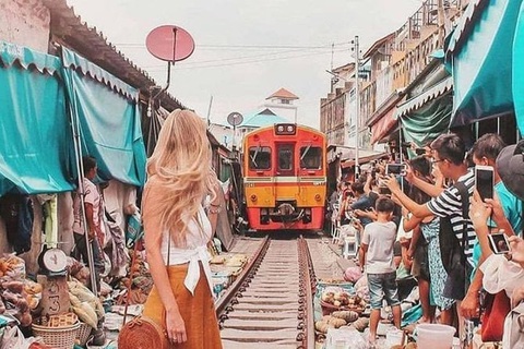 Chợ đường sắt 'mạo hiểm tính mạng' ở Thái Lan gây thích thú, cà phê đường tàu Hà Nội gây lo lắng- Ảnh 2. Du khách tạo dáng chụp hình ngay trên đường ray cắt ngang chợ đường sắt Maeklong, Thái Lan - Ảnh: viator.com