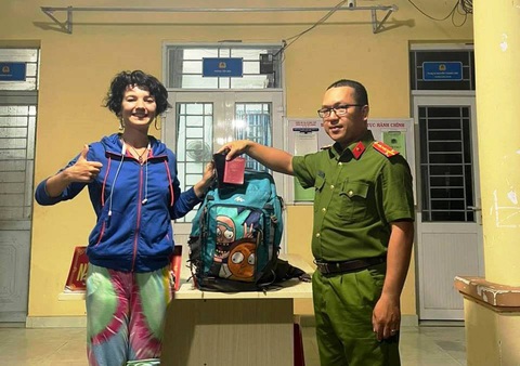 Du khách Nga cảm ơn Công an Việt Nam đã nỗ lực tìm ba lô mình đánh rơi khi đi du lịch- Ảnh 1. Công an xã Phổ Cường trao trả lại ba lô chị Victoria Alexandrovna đánh rơi trên đường đi du lịch ở Việt Nam - Ảnh: Công an Đức Phổ