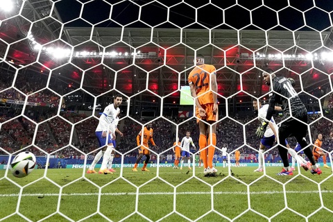 Trận Pháp - Hà Lan: Bàn thắng bị hủy là đúng, theo trọng tài FIFA - Ảnh 3. Dumfries (số 22) có ảnh hưởng đến tình huống ghi bàn khi việt vị - Ảnh: REUTERS