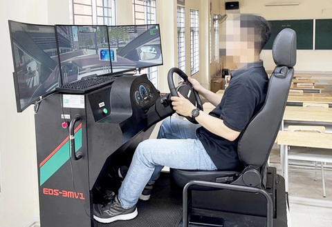 Học viên đang học cabin điện tử tại một trung tâm đào tạo lái xe - Ảnh: SONG KHUÊ Học viên đang học cabin điện tử tại một trung tâm đào tạo lái xe - Ảnh: SONG KHUÊ