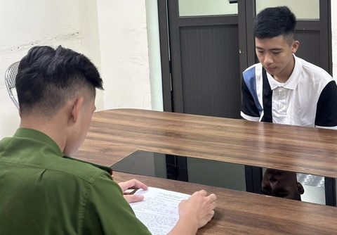 Bắt giữ thanh niên đập kính 9 ô tô trong đêm ở Hà Nội- Ảnh 1. Công an làm việc với nghi can đập kính 9 ô tô - Ảnh: Công an cung cấp