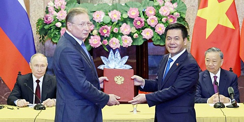 Chủ tịch nước Tô Lâm và Tổng thống Nga Vladimir Putin chứng kiến trao các văn kiện đã ký kết giữa hai nước ngày 20-6 - Ảnh: TTXVN Chủ tịch nước Tô Lâm và Tổng thống Nga Vladimir Putin chứng kiến trao các văn kiện đã ký kết giữa hai nước ngày 20-6 - Ảnh: TTXVN