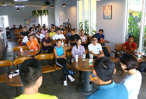 Runner trúng bib độc, hào hứng tìm hiểu GreenUP Marathon - Long An Half Marathon 2024- Ảnh 1. Đông đảo runner tham dự buổi giao lưu - Ảnh: Q.T.