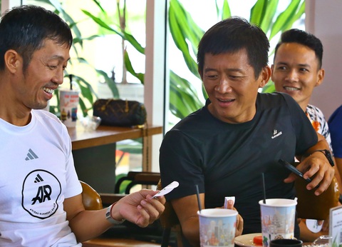 Runner trúng bib độc, hào hứng tìm hiểu GreenUP Marathon - Long An Half Marathon 2024- Ảnh 2. Runner bất ngờ trúng bib độc của ban tổ chức - Ảnh: Q.T.