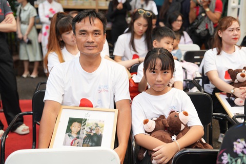 Hành trị điều trị của bé Minh Thư gắn với từng bước chân của người cha - câu chuyện truyền cảm hứng về sự yêu thương trong bộ ảnh “Ô cửa và bầu trời” Hành trị điều trị của bé Minh Thư gắn với từng bước chân của người cha - câu chuyện truyền cảm hứng về sự yêu thương trong bộ ảnh Ô cửa và bầu trời