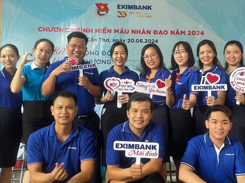 Eximbank tổ chức ngày hội hiến máu 'Kết nối cộng đồng, lan tỏa yêu thương'- Ảnh 3. Cán bộ nhân viên Eximbank khu vực Cần Thơ tham gia hiến máu tại sự kiện - Ảnh: Eximbank