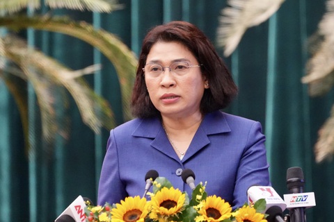 Chủ tịch Phan Văn Mãi: 'Phát triển đô thị phải có yếu tố sinh thái’- Ảnh 4. Giám đốc Sở Kế hoạch và Đầu tư TP.HCM Lê Thị Huỳnh Mai báo cáo tại hội nghị - Ảnh: HỮU HẠNH