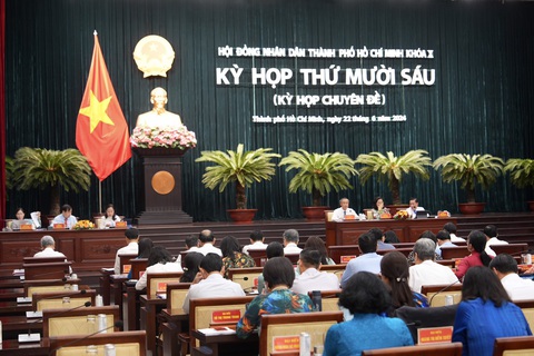 Chủ tịch Phan Văn Mãi: 'Phát triển đô thị phải có yếu tố sinh thái’- Ảnh 1. Kỳ họp thứ 16 HĐND TP.HCM khóa X - Ảnh: HỮU HẠNH