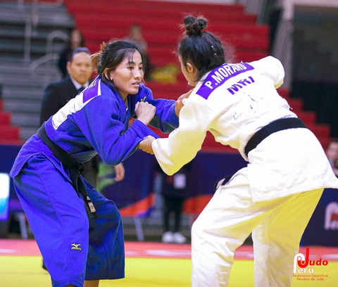 Hoàng Thị Tình (áo xanh) thi đấu xuất sắc tại vòng loại Olympic 2024 cuối của môn judo - Ảnh: JUDO PERU Hoàng Thị Tình (áo xanh) thi đấu xuất sắc tại vòng loại Olympic Paris 2024 cuối của môn judo - Ảnh: JUDO PERU