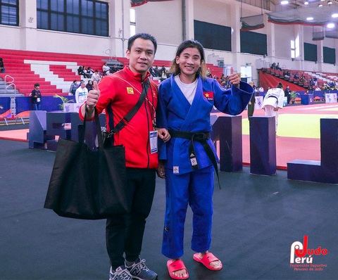 HLV Nguyễn Duy Khanh và nữ võ sĩ Hoàng Thị Tình được Liên đoàn Judo Việt Nam thưởng nóng sau khi giành suất chính thức dự Olympic 2024 - Ảnh: JUDO PERU HLV Nguyễn Duy Khanh và nữ võ sĩ Hoàng Thị Tình được Liên đoàn Judo Việt Nam thưởng nóng sau khi giành suất chính thức dự Olympic 2024 - Ảnh: JUDO PERU