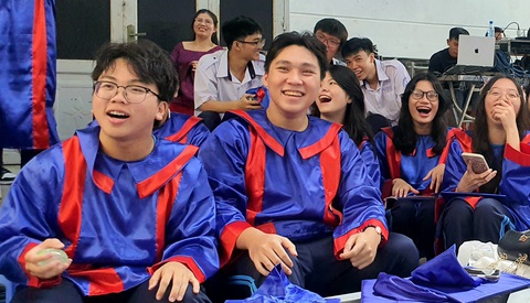 Nước mắt và nụ cười tại lễ trưởng thành của Trường THPT Nguyễn Thị Diệu- Ảnh 3. Học sinh lớp 12 Trường THPT Nguyễn Thị Diệu thích thú khi xem lại các clip về những hoạt động của mình trong suốt 3 năm học tại đây - Ảnh: HOÀNG HƯƠNG
