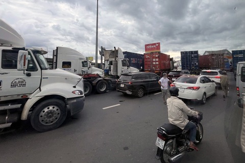 Cao tốc TP.HCM - Long Thành - Dầu Giây, quốc lộ 51 ùn tắc kéo dài- Ảnh 1. Quốc lộ 51 đoạn vòng xoay dẫn lên cao tốc TP.HCM - Long Thành - Dầu Giây ùn tắc nghiêm trọng sau tai nạn giữa nhiều xe ô tô - Ảnh: CTV