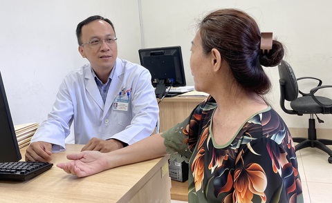 TS.BS Lê Tuấn Anh - giám đốc Trung tâm Ung bướu Bệnh viện Chợ Rẫy - đang khám bệnh cho một bệnh nhân mắc u đại tràng - Ảnh: DIỆU QUÍ TS.BS Lê Tuấn Anh - giám đốc Trung tâm Ung bướu Bệnh viện Chợ Rẫy - đang khám bệnh cho một bệnh nhân mắc u đại tràng - Ảnh: DIỆU QUÍ