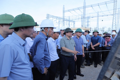 Thủ tướng Chính phủ Phạm Minh Chính thăm, động viên công nhân thi công đường dây 500kV- Ảnh 2. Thủ tướng Chính phủ Phạm Minh Chính kiểm tra tiến độ thi công trạm biến áp 500kV Thanh Hóa ở xã Thiệu Phúc chiều 22-6 - Ảnh: CTV