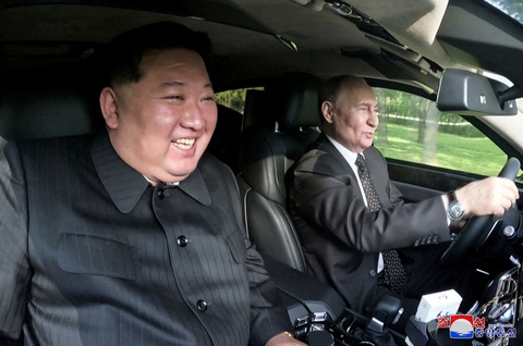 Tổng thống Nga Vladimir Putin đích thân cầm lái chiếc siêu xe Aurus ông đã tặng ông Kim Jong Un trước đây để chở nhà lãnh đạo Triều Tiên đi một vòng quanh khuôn viên Cung điện Kumsusan ở Bình Nhưỡng vào hôm 19-6 - Ảnh: KCNA/REUTERS Tổng thống Nga Vladimir Putin đích thân cầm lái chiếc siêu xe Aurus ông đã tặng ông Kim Jong Un trước đây để chở nhà lãnh đạo Triều Tiên đi một vòng quanh khuôn viên Cung điện Kumsusan ở Bình Nhưỡng vào hôm 19-6 - Ảnh: KCNA/REUTERS