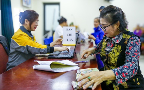 Người dân nhận lương hưu tại Hà Nội - Ảnh: HÀ QUÂN Người dân nhận lương hưu tại Hà Nội - Ảnh: HÀ QUÂN