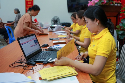Cán bộ ngành bưu điện làm thủ tục cho người lãnh lương hưu, trợ cấp bảo hiểm xã hội tại Hà Nội - Ảnh: HÀ QUÂN Cán bộ ngành bưu điện làm thủ tục cho người lãnh lương hưu, trợ cấp bảo hiểm xã hội tại Hà Nội - Ảnh: HÀ QUÂN