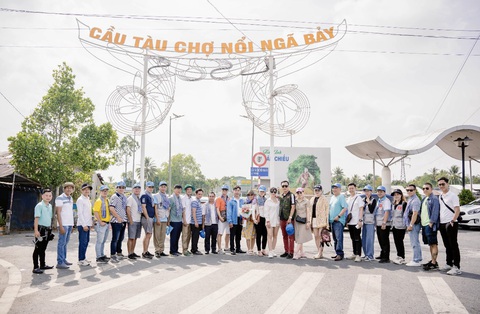 Du khách chụp ảnh lưu niệm tại Cầu tàu chợ nổi và cũng là bến sông ra đời bài vọng cổ Tình anh bán chiếu - Ảnh: HIỆP VÕ Du khách chụp ảnh lưu niệm tại Cầu tàu chợ nổi và cũng là bến sông ra đời bài vọng cổ Tình anh bán chiếu - Ảnh: HIỆP VÕ