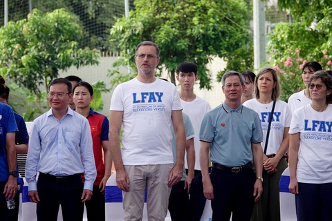 Đại sứ Olivier Brochet (thứ 2 từ trái sang) hy vọng Pháp và Việt Nam sẽ có thêm những chương trình hợp tác phát triển thể thao - Ảnh: HOÀNG TÙNG Đại sứ Olivier Brochet (thứ 2 từ trái sang) hy vọng Pháp và Việt Nam sẽ có thêm những chương trình hợp tác phát triển thể thao - Ảnh: HOÀNG TÙNG
