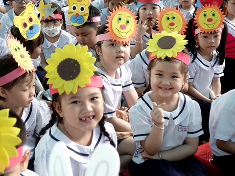 Tuyển sinh đầu cấp trực tuyến: Sai sót dữ liệu liên hệ ở đâu?- Ảnh 1. Học sinh TP.HCM trong ngày khai giảng năm học mới - Ảnh: NHƯ HÙNG