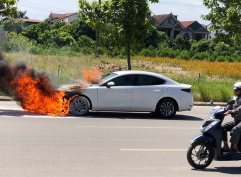 Ô tô chạy thử sau khi sửa chữa, bốc cháy ngay trên đường- Ảnh 1. Hiện trường chiếc ô tô Mazda 3 bị cháy khi đang chạy trên đường - Ảnh: LÊ MINH