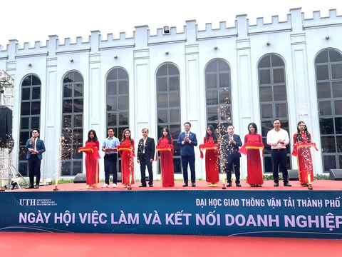 Bắt nhịp tương lai ngành giao thông: Nắm bắt cơ hội việc làm- Ảnh 1. Bắt nhịp tương lai ngành giao thông: Nắm bắt cơ hội việc làm- Ảnh 1.